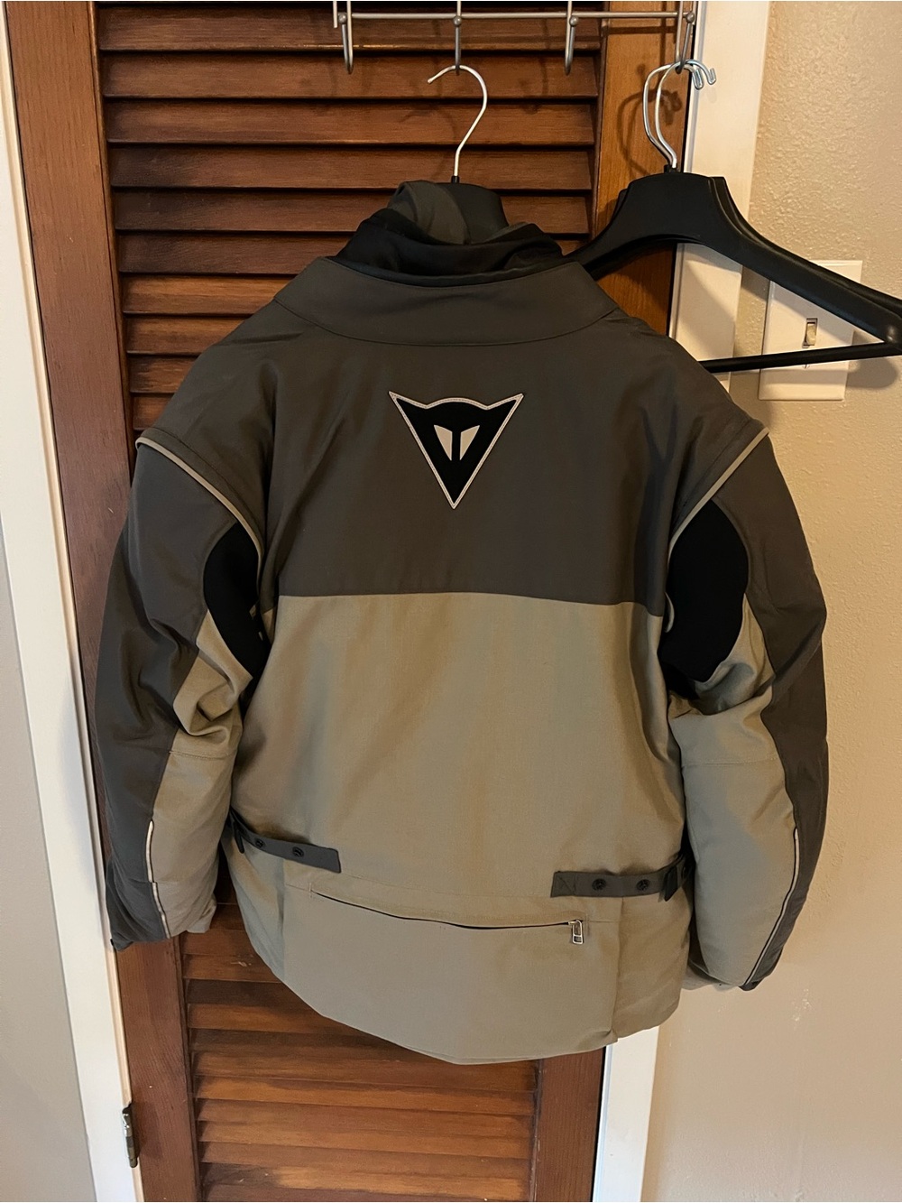 Men's Two-Tone Olive Ski Jacket with Contrast Panels